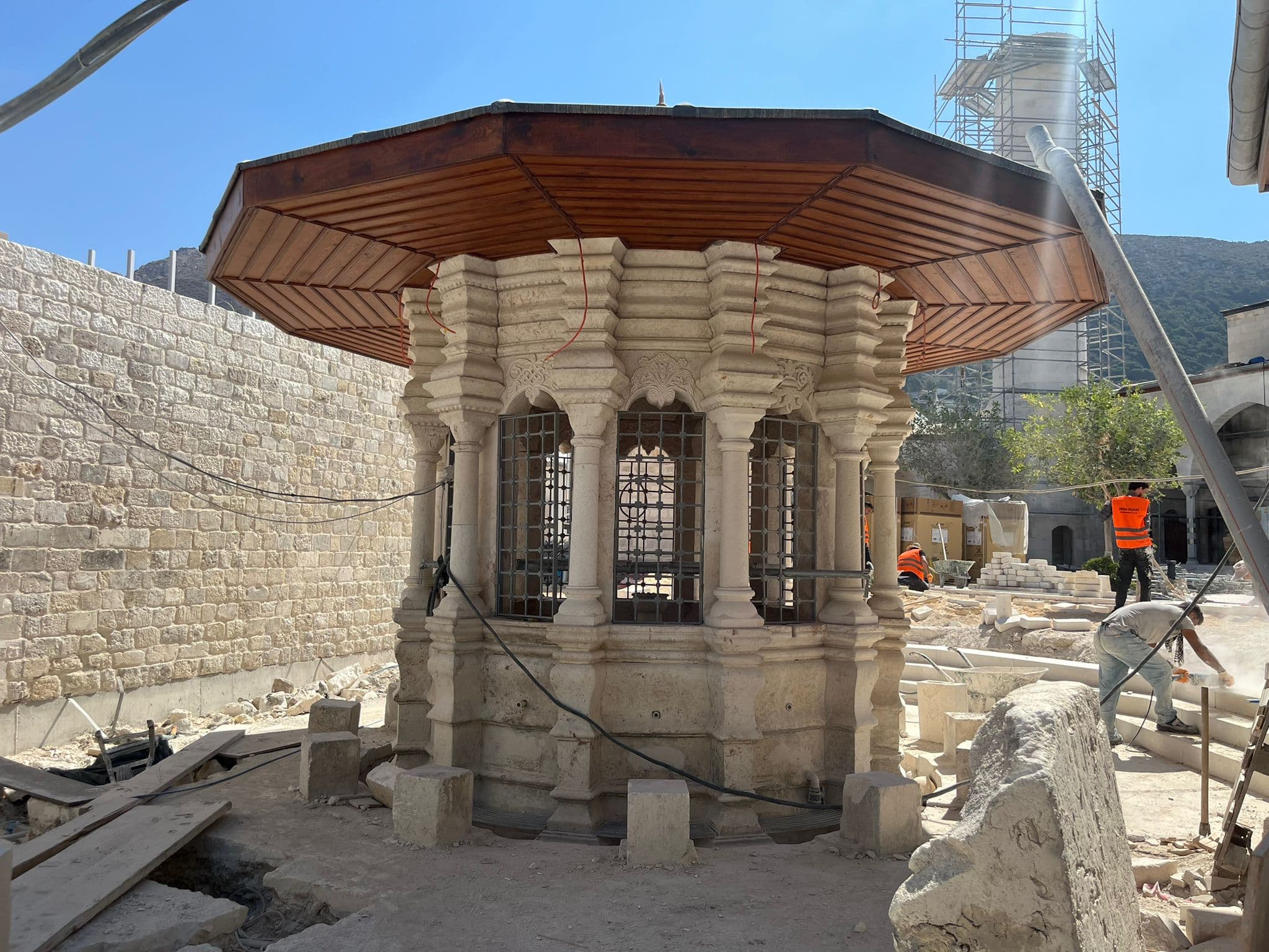 Habibi Neccar Camii sadirvan uygulamasi genel gorunum