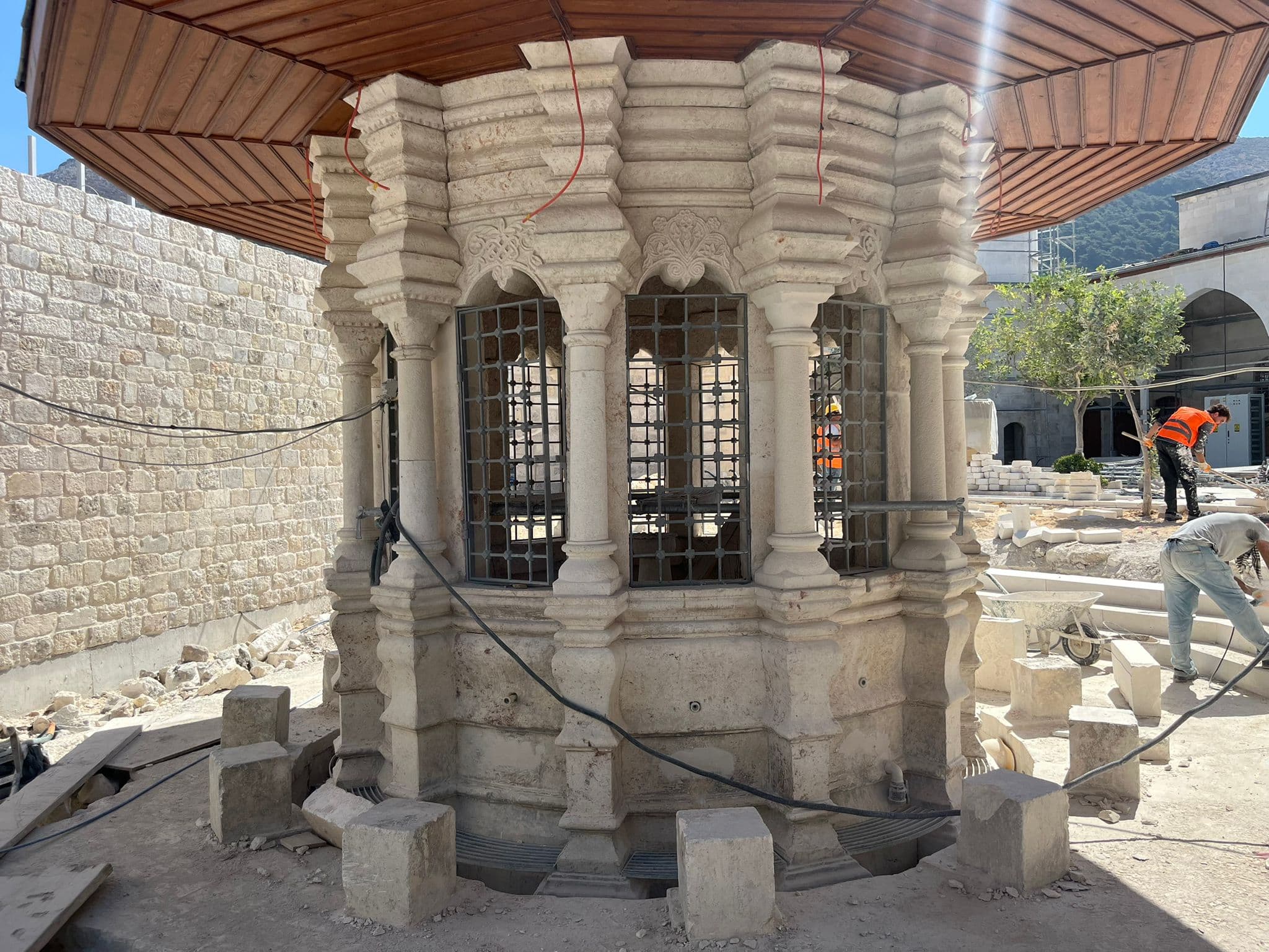 Habibi Neccar Camii sadirvan uygulamasi detay gorunumu